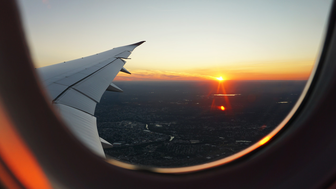 Viajar en avión. Foto: Unsplash