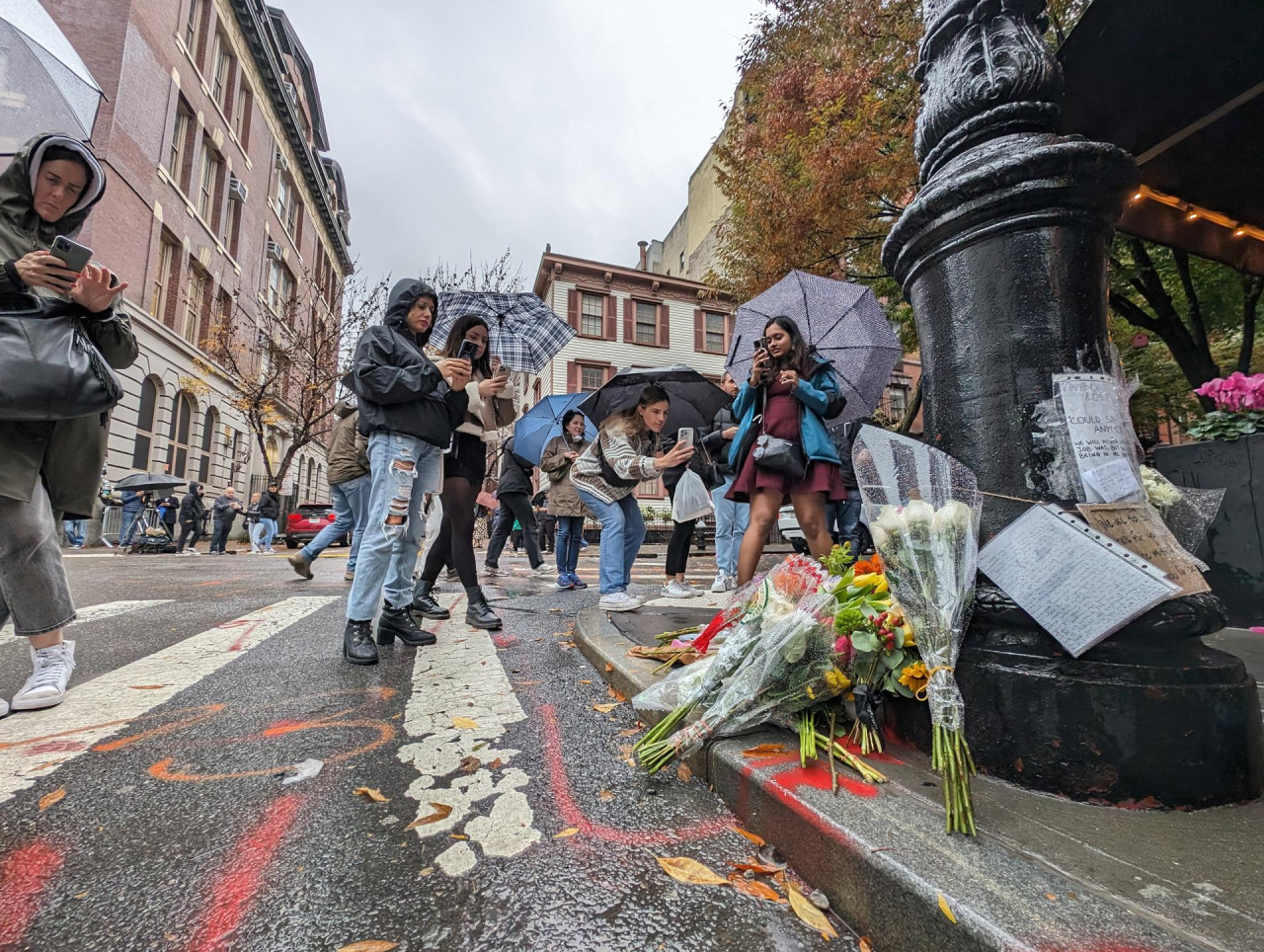 Fans conmemoraron al actor de "Friends" Matthew Perry. Foto: EFE.