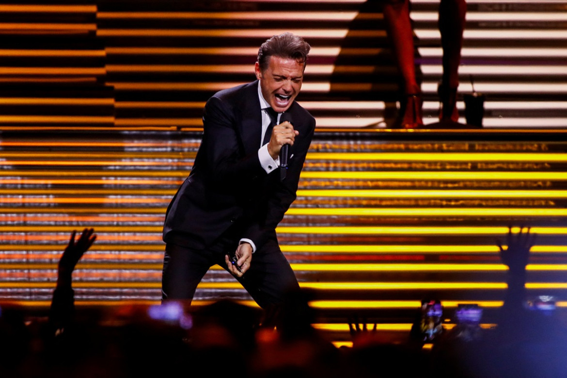 Un doble de Luis Miguel dijo presente durante uno de sus diez shows. Foto: Reuters.